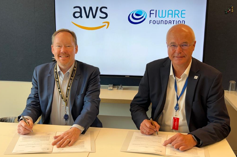 From left to right: Max Peterson, Vice President, Worldwide Public Sector at Amazon Web Service, Ulrich Ahle, CEO at FIWARE Foundation on the day AWS signing the FIWARE Platinum Membership (Brussels).