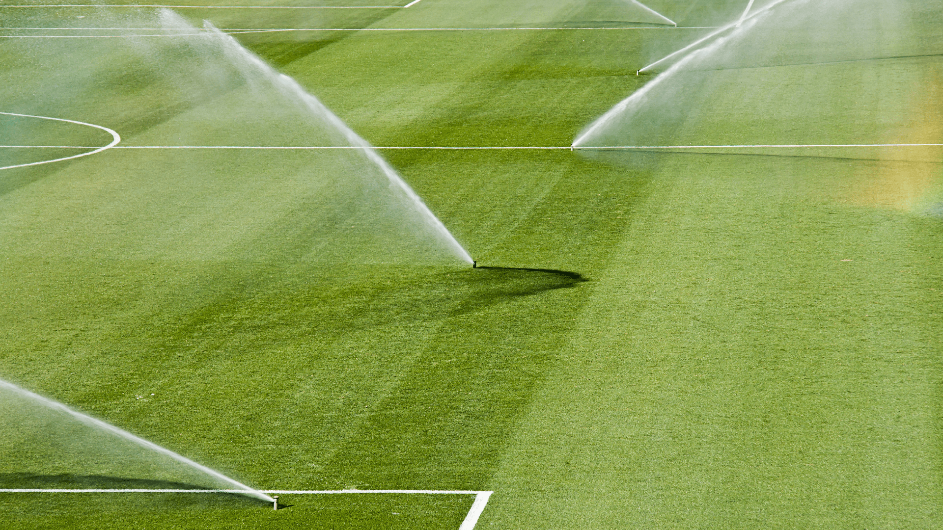 Футбольное поле имеет форму. Система полива футбольного поля. Автополив газона. Поливалка для футбольного газона. Искусственный полив футбольного поля.